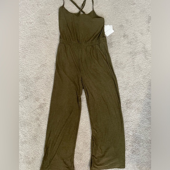 NWT Beyond Yoga
Leisure Jumpsuit in Green Dpoli, Size Small( not black) - Picture 4 of 9